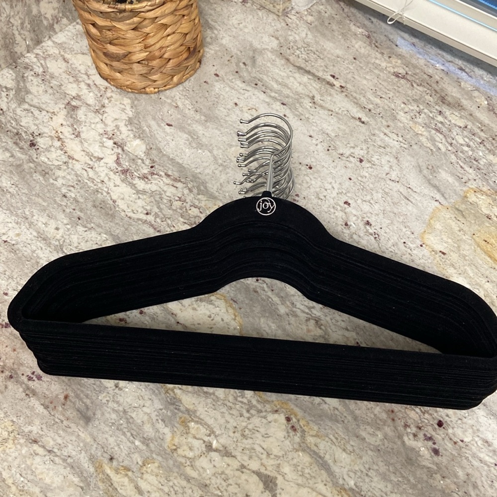 EUC 25 Count Black Huggable Non Slip Suit Hangers